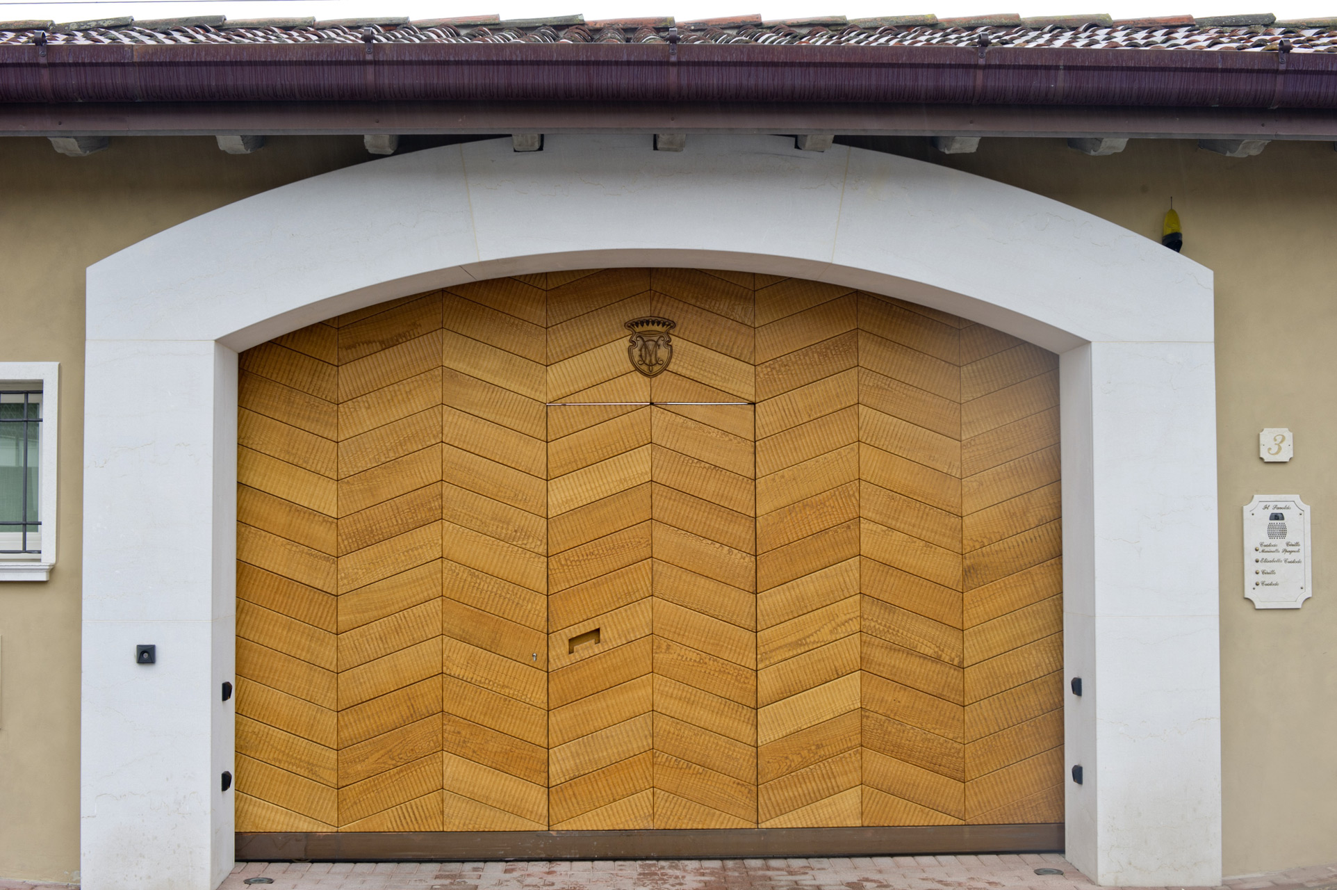 Large double door made to measure in oak for the project.