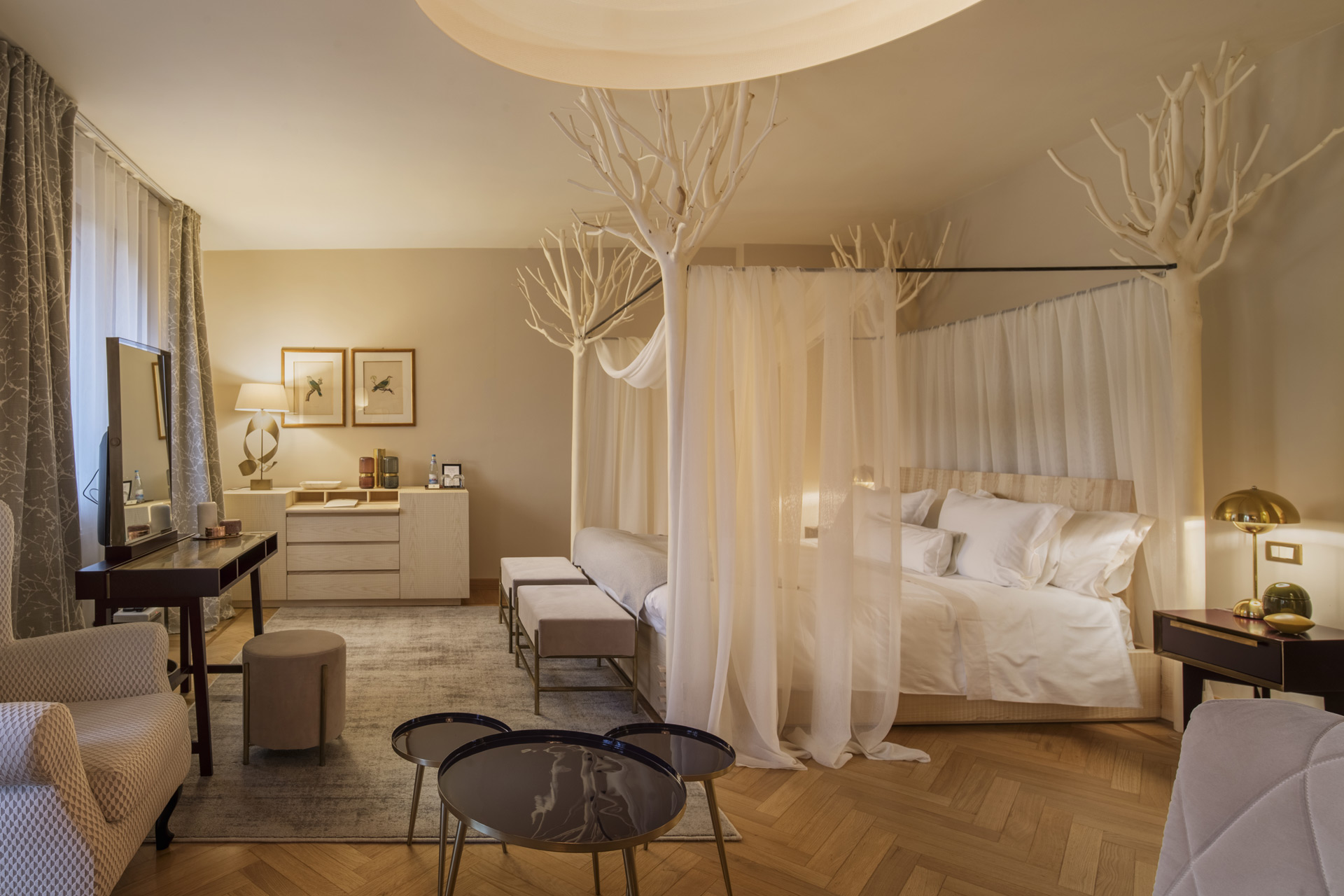 Four-poster bed in ash with posts in privet wood. Chest of drawers in ash