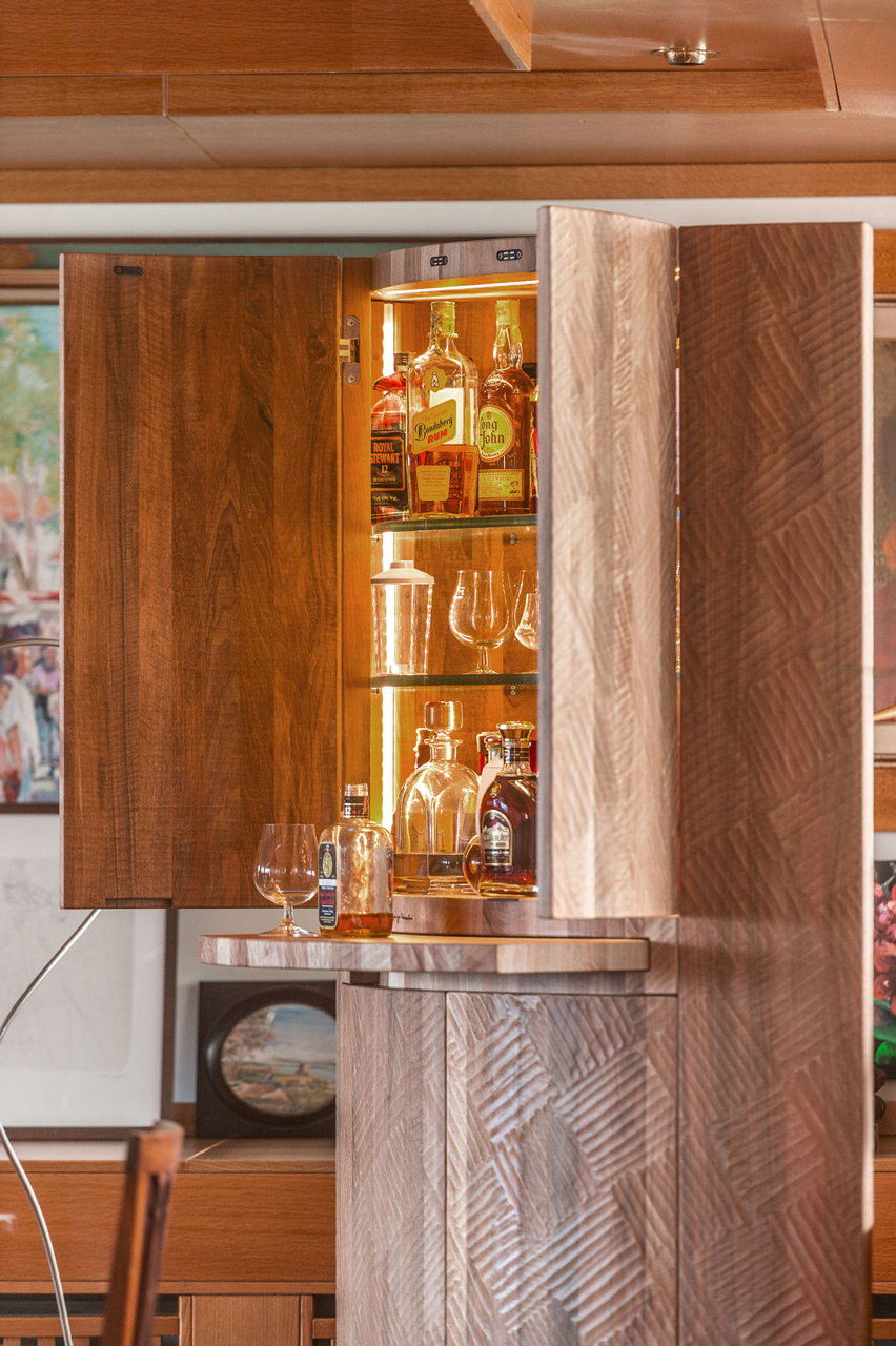 Bar unit in Italian walnut with inside lighting and pull-out surface