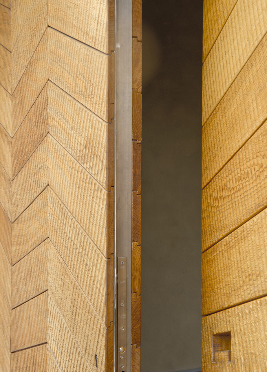 Large double door made to measure in oak for the project.