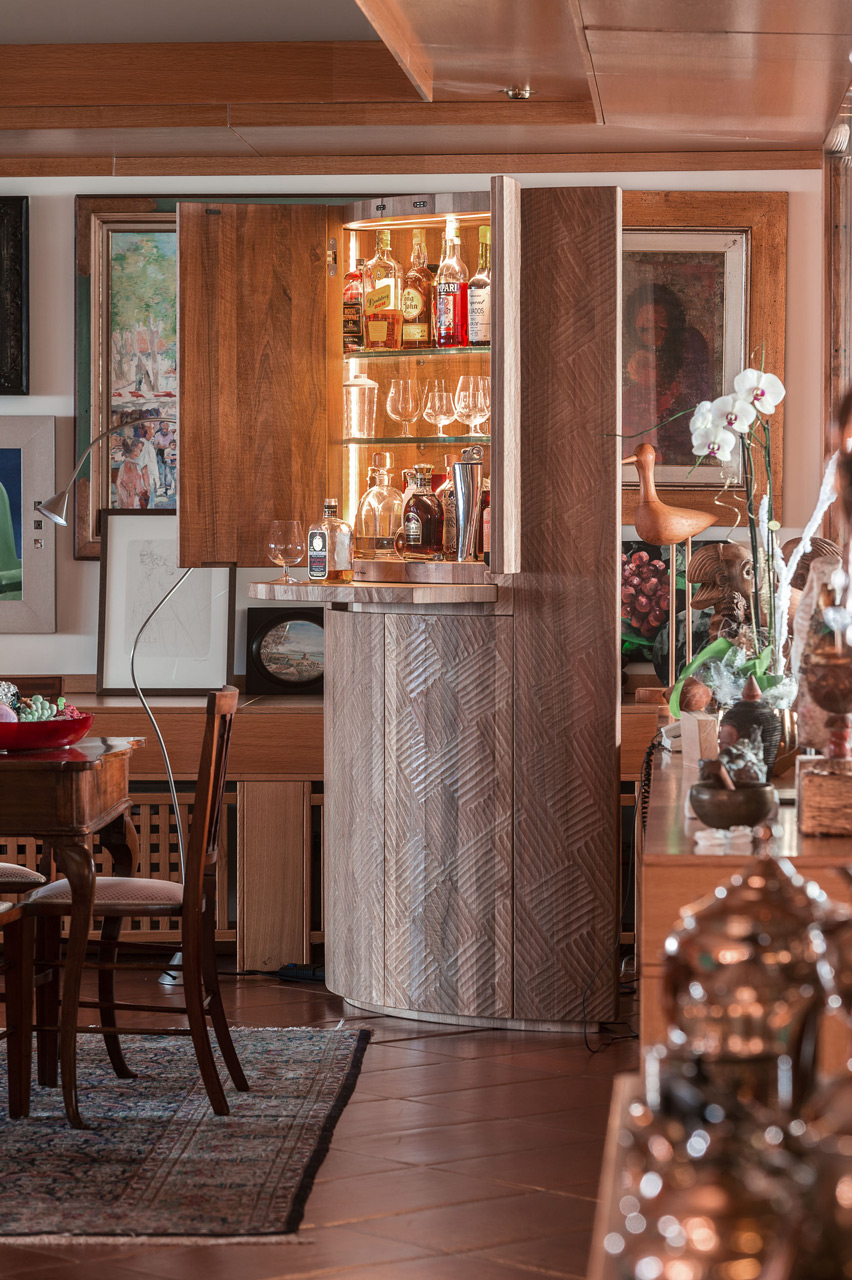 Bar unit in Italian walnut with inside lighting and pull-out surface