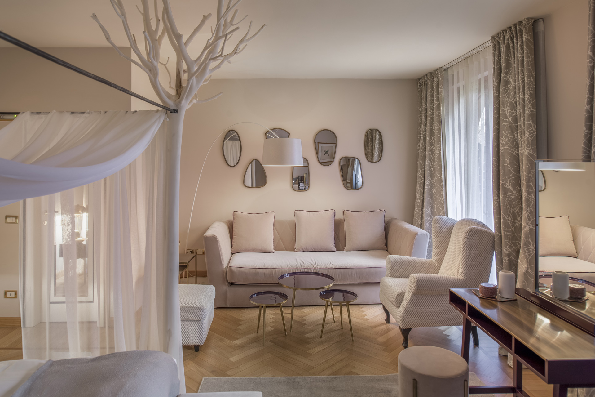 Four-poster bed in ash with posts in privet wood. Chest of drawers in ash