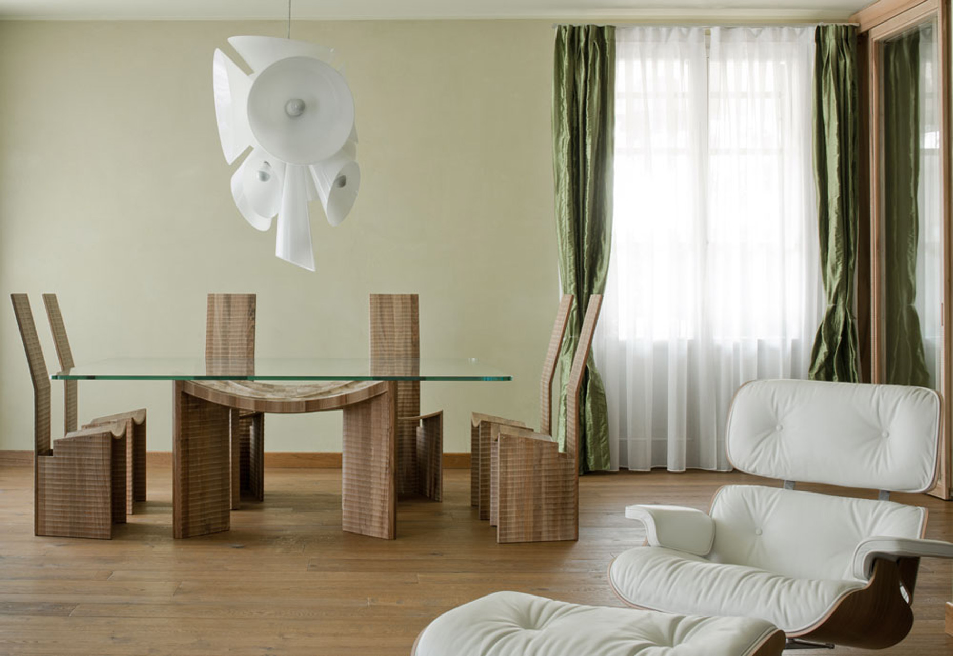 Vela table in Italian walnut with glass top. Palestrina chairs in Italian walnut.